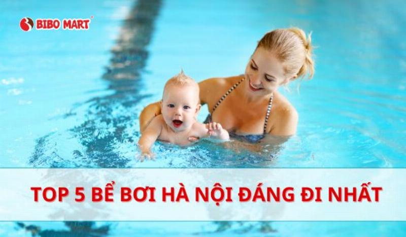 Một người đang xem xét các yếu tố để chọn bể bơi ở Hà Nội phù hợp